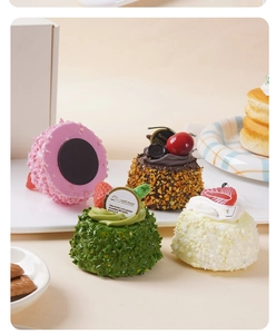 Set de cuatro imanes de nevera realistas de postre con crema, fresa y frutos secos