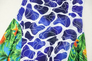 Gros plan sur un imprimé floral avec motifs de poissons et texture en maille aérée