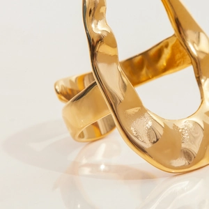 Bague moderne en acier inoxydable plaqué or 18k avec texture martelée et design ouvert