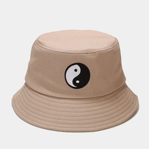 Détail de la broderie Yin Yang noire et blanche sur le chapeau bob en coton beige