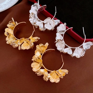 Boucles d'oreilles chic en forme de C avec feuilles de ginkgo en finitions or et argent