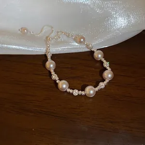 Bracelet élégant en perles et rose diamantée avec fermoir en argent S925 de luxe