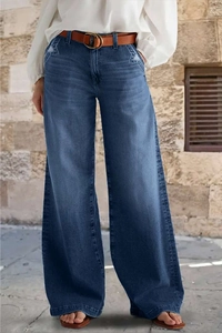 Détail d'un jean bleu large à taille haute avec effet délavé vintage et ceinture marron