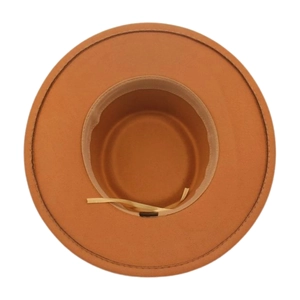 Détail d'un chapeau en laine camel montrant le bandeau intérieur réglable