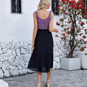 Robe midi bohème en crochet avec bustier violet à fleurs et ourlet noir à volants chic
