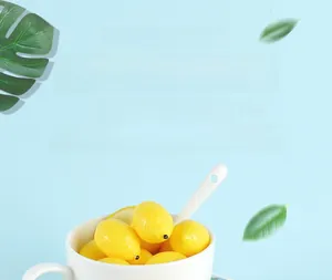 Detalle macro de limones amarillos artificiales con textura de piel real en una taza