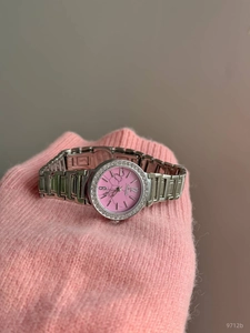 Détail de montre quartz argentée pour femme avec cadran marbre rose et strass