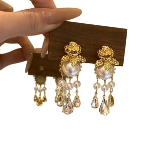 Boucles d'oreilles fleurs vintage avec perles, glands en cristal et base dorée