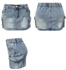 Detailansicht hellblauer Denim-Cargo-Minirock mit hoher Taille und großen Taschen