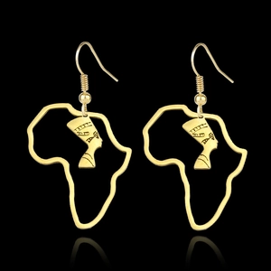 Détail de boucles d'oreilles carte d'Afrique en acier doré avec profil Néfertiti