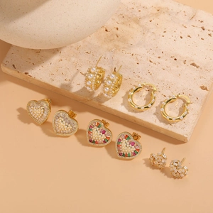 Détails de boucles d'oreilles de luxe avec perles et zircon sur socle en pierre
