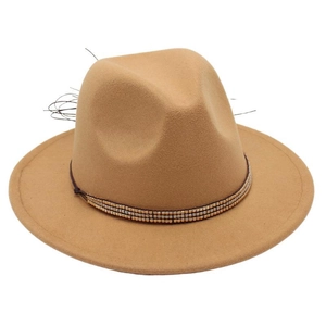 Détail d'un chapeau fedora en laine camel avec triple rangée de perles métalliques
