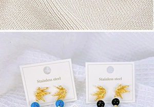 Détail de boucles d'oreilles ailes en acier inoxydable avec perles turquoise