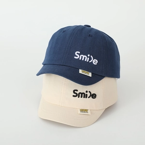 Detailansicht von dunkelblauen und beigen Baumwollkappen mit Smile-Stickerei