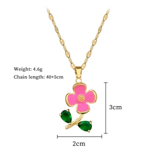 Détail du collier fleur émaillée avec une chaîne de 40+5cm et un poids de 4,6g