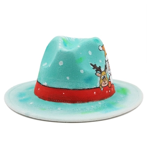 Détail du chapeau fedora de Noël avec motifs flocons de neige et ruban rouge satiné
