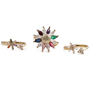 Ensemble de bagues dorées ajustables avec pierres de zircon colorées au motif floral