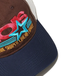 Broderie détaillée sur casquette de baseball bicolore avec étoiles et lettrage vintage