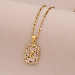 Détail du collier avec pendentif lettre Z en or 18 carats et nacre blanche sertie