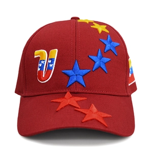Dettaglio del cappellino bordeaux con ricamo a stella e lettere della bandiera venezuelana