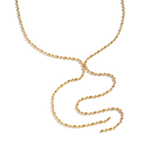 Détail du collier à perles géométriques dorées avec maillons ovales en acier poli