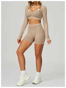 Dettaglio del set yoga beige a coste con profili bianchi a contrasto e vestibilità a vita alta