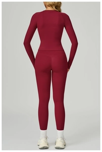 Rückansicht des weinroten Yoga-Sets mit schmalem Langarmshirt und High-Waist-Leggings