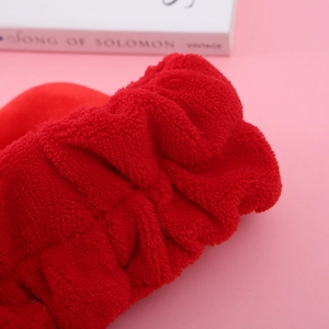 Gros plan d'un bandeau en peluche rouge doux avec une texture moelleuse élégante