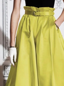Pantalon élégant à taille haute et jambe large jaune vif avec ceinture assortie et tissu fluide