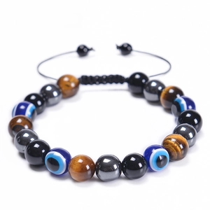 Dettaglio del bracciale con occhio di tigre, ossidiana ed ematite con cordino intrecciato