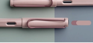 Gros plan sur des stylos plume mats roses et violets avec clip métallique en forme de U