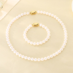 Ensemble collier et bracelet en perles rondes blanches avec fermoirs en métal doré