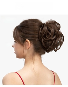 Vue détaillée d'un chignon postiche synthétique châtain moyen sur un mannequin