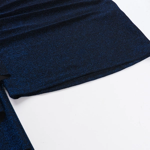 Détail du tissu à paillettes bleu marine montrant la texture brillante de la robe de soirée