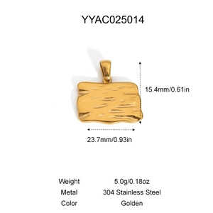 Gros plan du pendentif rectangulaire en acier inoxydable 304 doré à texture ondulée