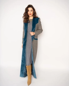 Vollansicht des Retro Tweed-Mantels mit blaugrünem Samtbesatz auf weißem Grund
