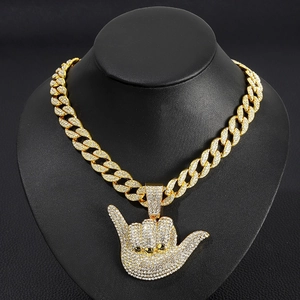 Nahaufnahme des goldenen Shaka-Anhängers mit Zirkonia an einer kubanischen Gliederkette