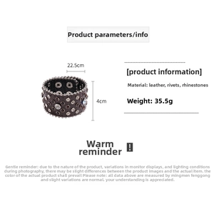 Détail du bracelet punk en cuir avec rivets et strass, taille 22,5cm par 4cm