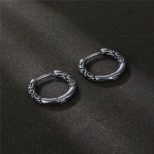 Vintage Carved Pattern Hoop Earrings 316L Stainless Steel Gothic Relief Cloud Design Antique Silver Punk Ear Clips