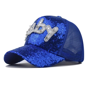 Détail de la casquette en filet à paillettes bleues avec logo Baby en perles et strass