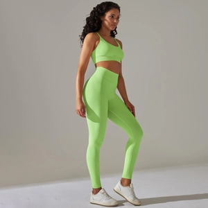 Détail de l'ensemble de yoga côtelé sans couture vert citron avec coupe latérale