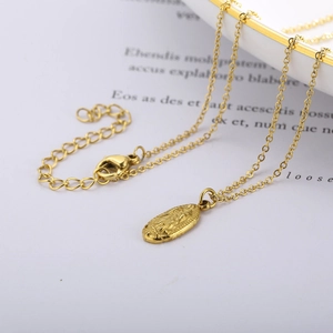 Collier doré vintage avec pendentif pièce de la Vierge Marie pour un style rétro hip-hop