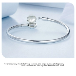 Macro shot of S925 sterling silver bangle with elegant shell-shaped buckle detail