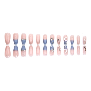 Unghie finte eleganti traslucide con strass 3D e design francese blu e rosa chiaro