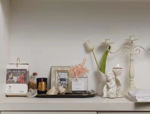 Set decorativo elegante con statua d'angelo, candeliere dorato e diffusore aroma