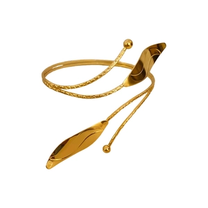 Bracelet de bras spirale doré avec motif feuille minimaliste et finition métal poli