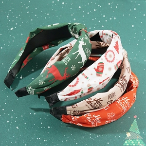 Set mit vier festlichen Knotenstirnbändern in Grün, Weiß, Beige und Rot mit Weihnachtsmotiven