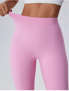 Détail du pantalon de yoga rose à taille haute avec élasticité et contrôle du ventre