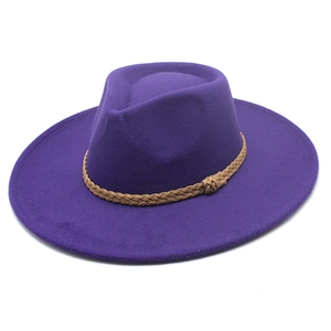 Dettaglio di un cappello di lana viola con una fascia decorativa in corda intrecciata
