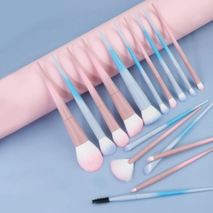 Set de 16 pinceaux de maquillage colorés avec fibres douces et manches ergonomiques dégradés